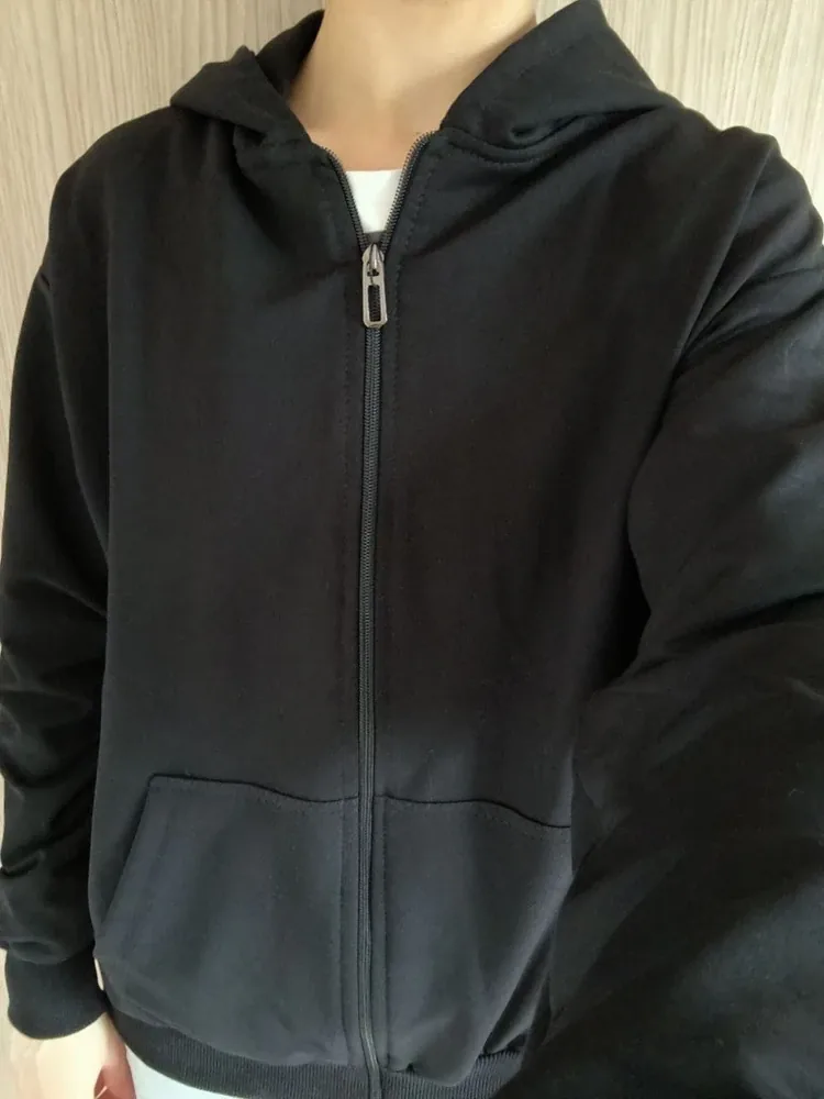 Customer wearing a black NAZZANI zip hoodie