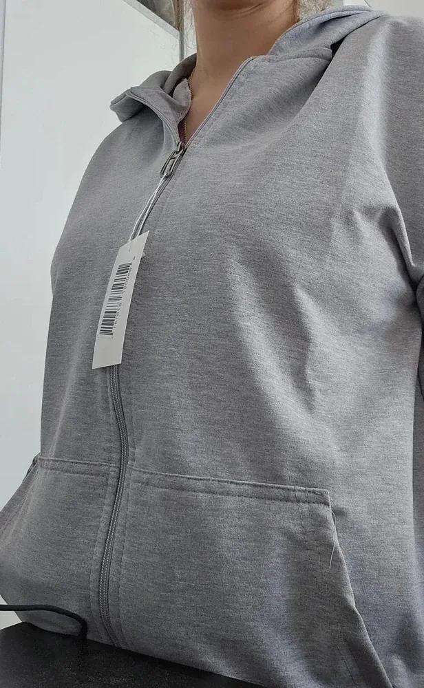Fit of the grey NAZZANI hoodie on a customer